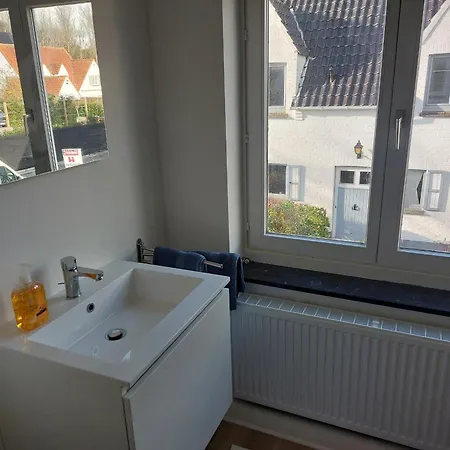 Dom wakacyjny Domein 15 De Haan Nieuwmunster, 4-bedroom House For Up To 6 People, Between Wenduine, 1 Km, And De Haan, 2 Km, 500 Meters From The Beach,15 Min From Bruges, Ostend And Knokke, Fenced Garden, Bed Linen And Towels Provided, Pet Allowed, On Dema Zuienkerke