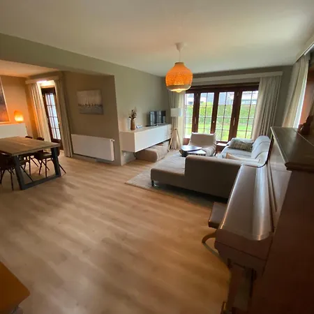 بيت للعطل Domein 15 De Haan Nieuwmunster, 4-bedroom House For Up To 6 People, Between Wenduine, 1 Km, And De Haan, 2 Km, 500 Meters From The Beach,15 Min From Bruges, Ostend And Knokke, Fenced Garden, Bed Linen And Towels Provided, Pet Allowed, On Dema