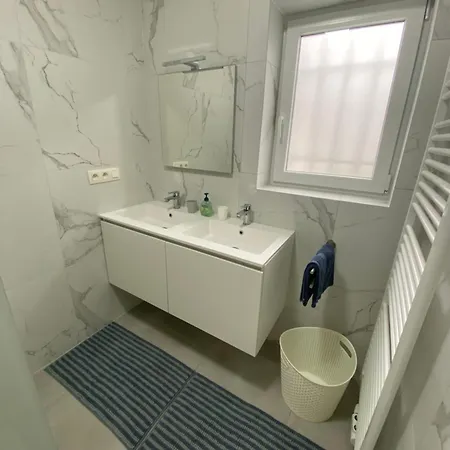 Dom wakacyjny Domein 15 De Haan Nieuwmunster, 4-bedroom House For Up To 6 People, Between Wenduine, 1 Km, And De Haan, 2 Km, 500 Meters From The Beach,15 Min From Bruges, Ostend And Knokke, Fenced Garden, Bed Linen And Towels Provided, Pet Allowed, On Dema Zuienkerke