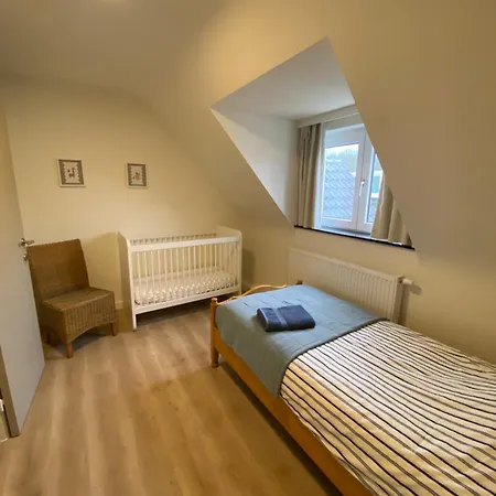 Dom wakacyjny Domein 15 De Haan Nieuwmunster, 4-bedroom House For Up To 6 People, Between Wenduine, 1 Km, And De Haan, 2 Km, 500 Meters From The Beach,15 Min From Bruges, Ostend And Knokke, Fenced Garden, Bed Linen And Towels Provided, Pet Allowed, On Dema Zuienkerke