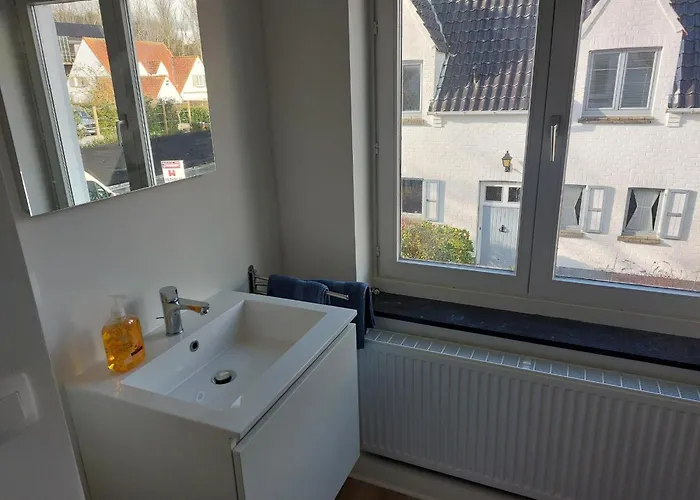 بيت للعطل Domein 15 De Haan Nieuwmunster, 4-bedroom House For Up To 6 People, Between Wenduine, 1 Km, And De Haan, 2 Km, 500 Meters From The Beach,15 Min From Bruges, Ostend And Knokke, Fenced Garden, Bed Linen And Towels Provided, Pet Allowed, On Dema Zuienkerke