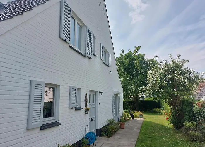 Domein 15 De Haan Nieuwmunster, 4-bedroom House For Up To 6 People, Between Wenduine, 1 Km, And De Haan, 2 Km, 500 Meters From The Beach,15 Min From Bruges, Ostend And Knokke, Fenced Garden, Bed Linen And Towels Provided, Pet Allowed, On Dema Zuienkerke