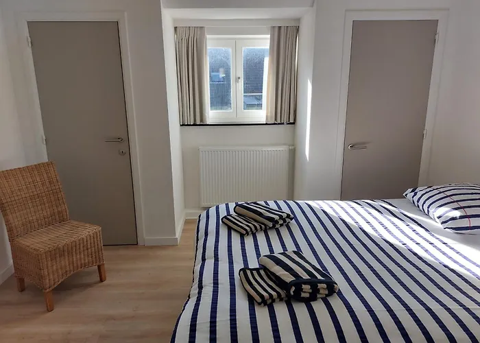 Domein 15 De Haan Nieuwmunster, 4-bedroom House For Up To 6 People, Between Wenduine, 1 Km, And De Haan, 2 Km, 500 Meters From The Beach,15 Min From Bruges, Ostend And Knokke, Fenced Garden, Bed Linen And Towels Provided, Pet Allowed, On Dema