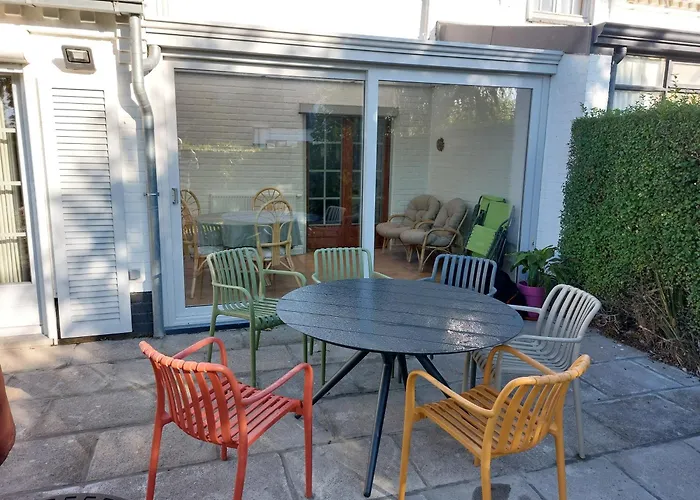 بيت للعطل Domein 15 De Haan Nieuwmunster, 4-bedroom House For Up To 6 People, Between Wenduine, 1 Km, And De Haan, 2 Km, 500 Meters From The Beach,15 Min From Bruges, Ostend And Knokke, Fenced Garden, Bed Linen And Towels Provided, Pet Allowed, On Dema Zuienkerke