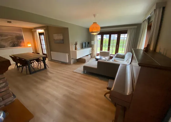 بيت للعطل Domein 15 De Haan Nieuwmunster, 4-bedroom House For Up To 6 People, Between Wenduine, 1 Km, And De Haan, 2 Km, 500 Meters From The Beach,15 Min From Bruges, Ostend And Knokke, Fenced Garden, Bed Linen And Towels Provided, Pet Allowed, On Dema