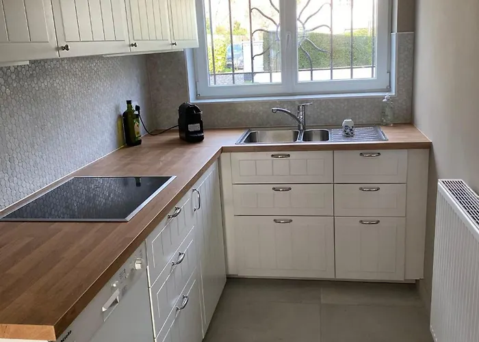 بيت للعطل Domein 15 De Haan Nieuwmunster, 4-bedroom House For Up To 6 People, Between Wenduine, 1 Km, And De Haan, 2 Km, 500 Meters From The Beach,15 Min From Bruges, Ostend And Knokke, Fenced Garden, Bed Linen And Towels Provided, Pet Allowed, On Dema *