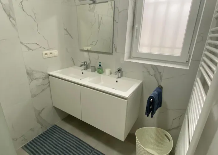 بيت للعطل Domein 15 De Haan Nieuwmunster, 4-bedroom House For Up To 6 People, Between Wenduine, 1 Km, And De Haan, 2 Km, 500 Meters From The Beach,15 Min From Bruges, Ostend And Knokke, Fenced Garden, Bed Linen And Towels Provided, Pet Allowed, On Dema Zuienkerke