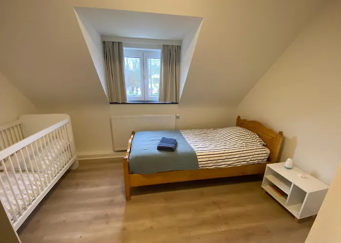 Domein 15 De Haan Nieuwmunster, 4-bedroom House For Up To 6 People, Between Wenduine, 1 Km, And De Haan, 2 Km, 500 Meters From The Beach,15 Min From Bruges, Ostend And Knokke, Fenced Garden, Bed Linen And Towels Provided, Pet Allowed, On Dema Zuienkerke