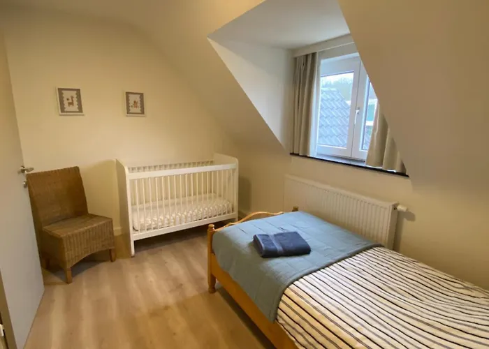 بيت للعطل Domein 15 De Haan Nieuwmunster, 4-bedroom House For Up To 6 People, Between Wenduine, 1 Km, And De Haan, 2 Km, 500 Meters From The Beach,15 Min From Bruges, Ostend And Knokke, Fenced Garden, Bed Linen And Towels Provided, Pet Allowed, On Dema Zuienkerke